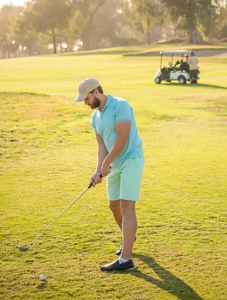 성숙 한 남자, 잔디 위에서 골프를 치고, 골프 스윙 — 스톡 사진