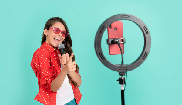 жизнерадостный детский музыкальный блогер. Караоке. детская песня. vlogger с микрофоном.