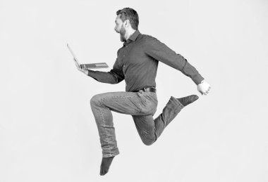 Başarı yolunda koş. Programcı bilgisayar kullansın. Girişimci koşuyor ve acele ediyor. çevik iş.