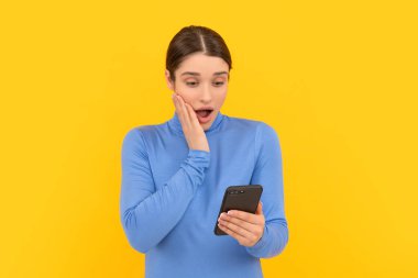 Şok kız akıllı telefondan SMS okuyor, internetten alışveriş yapıyor.