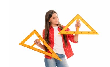 Mutlu çocuk tutun üçgen cetvel okulda matematik okuyun beyaz izole, okula geri