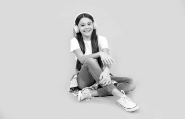 Güzel gülümseme. Online eğitim. Okula dönüyorum. Kulaklıklı mutlu genç kız. müzik dinle..