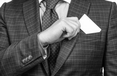 Tasarruf etmeye başla. Kredi kartı takım elbisenin cebinde. Banka kurtarıyorum. Banka hesabı. İş bilgileri