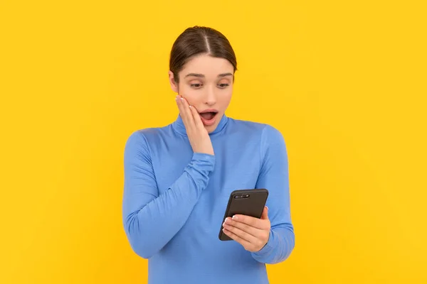 Шокированная девушка читать смс на смартфоне, покупки онлайн — стоковое фото