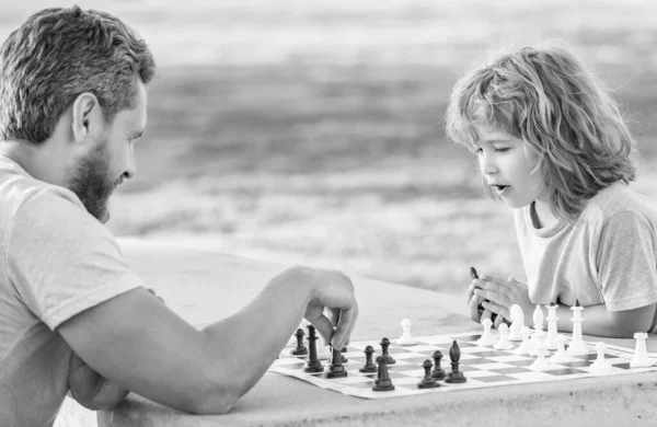 Passar algum tempo juntos. estratégica e táctica. tutoria. pai e criança jogar jogo de lógica. — Fotografia de Stock
