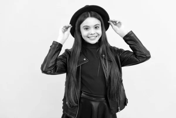 Menina adolescente feliz em chapéu e jaqueta de couro, hipster — Fotografia de Stock