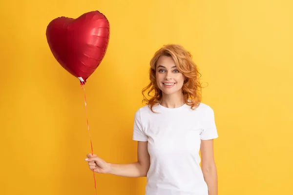 Ευτυχισμένη κοκκινομάλλα με μπαλόνι κόκκινης καρδιάς. φιλανθρωπία και δωρεά — Φωτογραφία Αρχείου