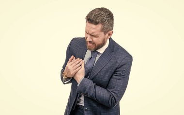 Göz ardı etmemen gereken kalp semptomları. Yönetmen göğüs ağrısından muzdarip. Ani kalp krizi.