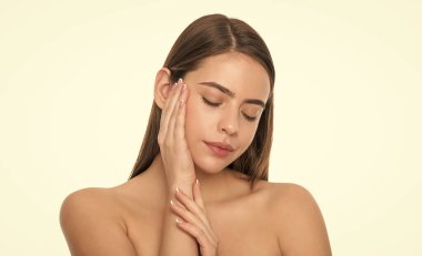 Genç kız pürüzsüz yüzlere dokunuyor beyaz arka planda izole edilmiş cilt, cilt bakımı