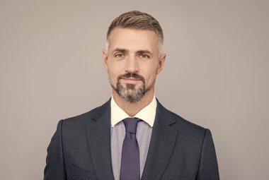İş başarısı. Takım elbiseli, kır saçlı bir adam. Girişimci ya da yönetici.