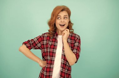 Kıvırcık saçlı, kareli tişörtlü mutlu kızıl kadın, duygular.