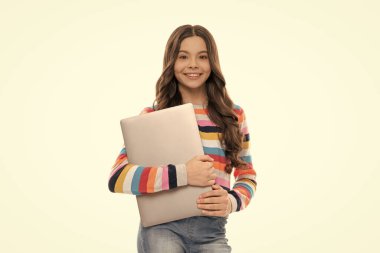 Okul blogcusu bilgisayarı tutuyor. Çocuk ders için hazır. Beyazlar izole edilmiş. kız dizüstü bilgisayar kullan