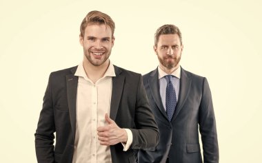 Mutlu patron ve resmi takım elbiseli çalışan, beyaz ve iş dünyasında izole edilmiş.