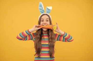 Açlığı hisset. Paskalya tavşanı avı. Sadece eğleniyorum. Mutlu çocukluk. Tavşan çocuk havucu ısırdı..