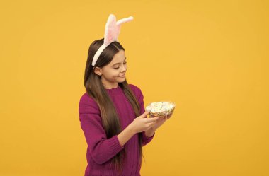 Şuraya bak. Parti için hazırım. Mutlu çocukluk. Tavşan çocuk bıldırcın yumurtası tutuyor. Mutlu Paskalya tatili