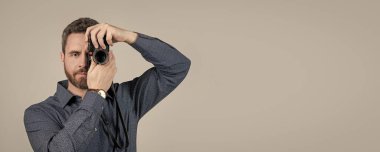 Amatör fotoğrafçı, el kamerası, gri arka plan, çekim.