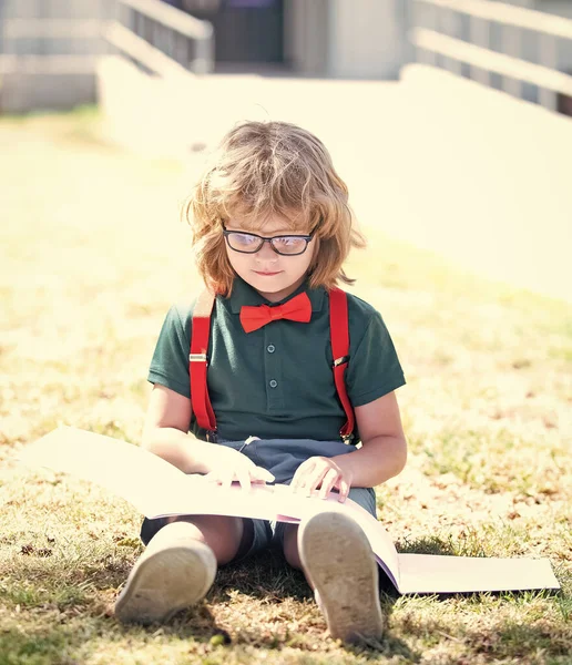 Colegial con cuaderno. de vuelta a la escuela. adolescente niño estudio al aire libre. feliz infancia. —  Fotos de Stock