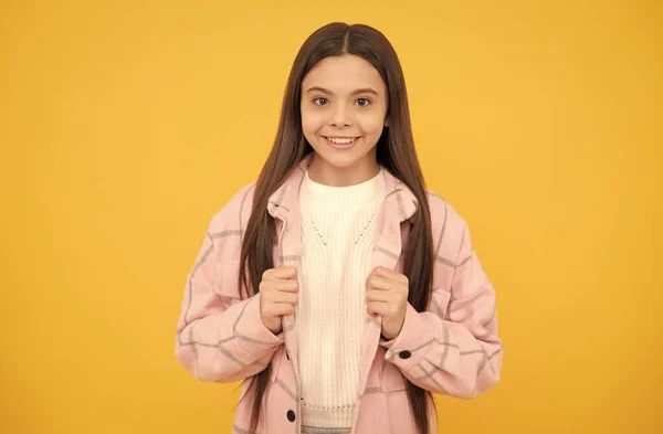 Moda de otoño calle. feliz chica adolescente en rosa camisa a cuadros. niño hipster sonriente estilo casual —  Fotos de Stock