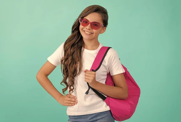 De vuelta a la escuela. Día del conocimiento. concepto de educación. niño en gafas de sol sobre fondo azul. — Foto de Stock