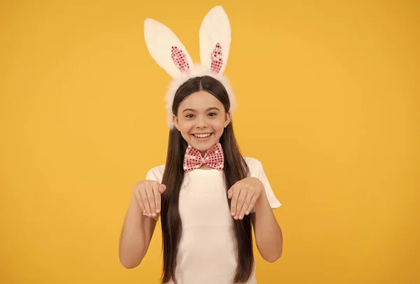 Menina feliz Páscoa criança em orelhas de coelho e gravata borboleta, páscoa feliz — Fotografia de Stock