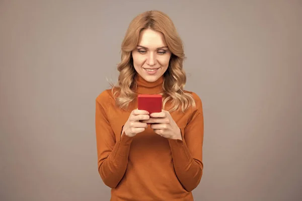 Söt kvinna sms kort meddelande på mobiltelefon enhet grå bakgrund, sms — Stockfoto