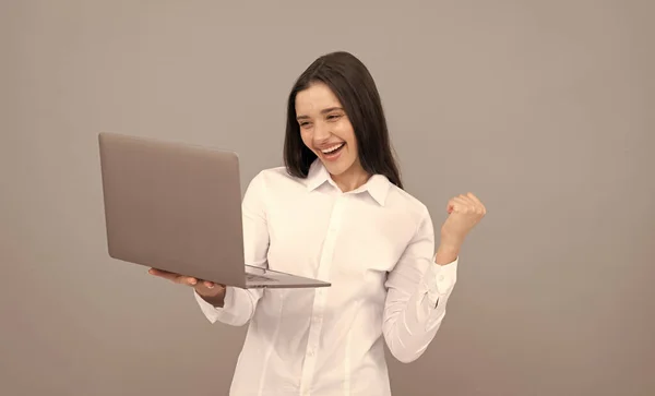 Exitosa mujer de negocios usar camisa blanca mantenga portátil para trabajar en línea, el éxito — Foto de Stock