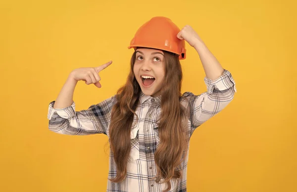 Feliz Dia do Trabalho. Futura carreira. menina adolescente no capacete. criança construtor em camisa quadriculada — Fotografia de Stock
