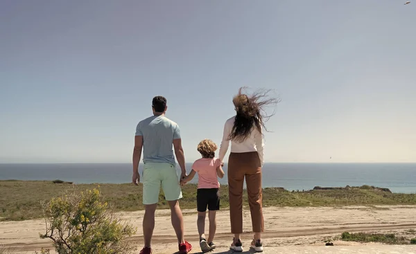 Baba, anne ve çocuk yazın. Arkadaş canlısı aile. Aile seyahati. — Stok fotoğraf