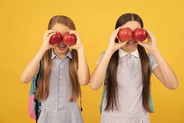 Świeże spojrzenie na owoce. Szczęśliwe uczennice bawią się jabłkami. Świeży jak owoc — Zdjęcie stockowe