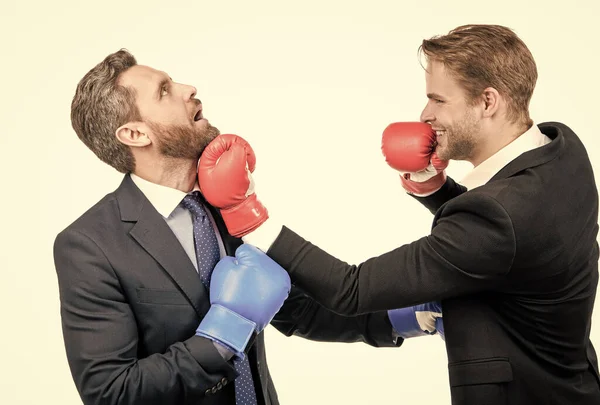 Socios de negocios competidores luchan con guantes de boxeo en formalwear aislado en blanco, competencia —  Fotos de Stock
