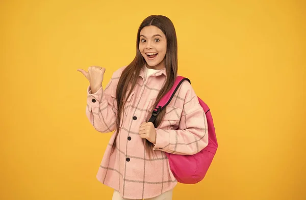 Glad unge casual stil bära ryggsäck. mellan barn med skolväska. barndom och utbildning — Stockfoto