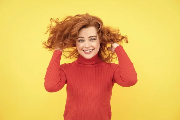 Güzel, kızıl saçlı, kıvırcık saçlı, gülümseyen ve kameraya gülen bir kızın portresi. — Stok fotoğraf