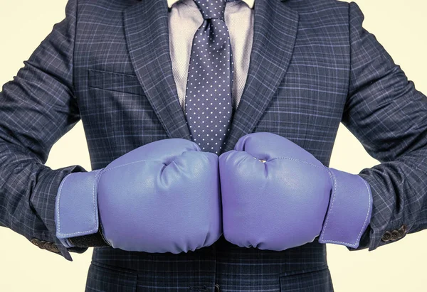 Homme cultivé en costume et gants de boxe prêt pour la bataille d'affaires d'entreprise isolé sur blanc, puissance. — Photo