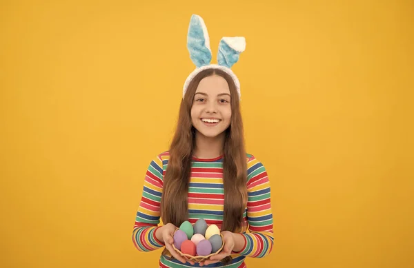 Gelukkig Pasen tiener meisje in konijn konijn konijn oren met geschilderde eieren voor vakantie ei jacht, konijn jacht — Stockfoto