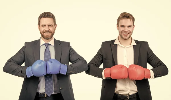 Framgångsrika ceo boxare. obeveklig kamp. självsäkra män redo för företagskrig. — Stockfoto
