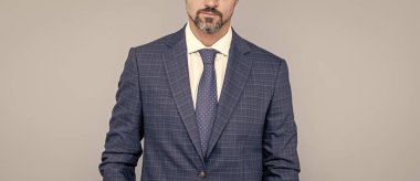 İş adamı gibi giyinmiş hırslı bir iş adamı sakalları kırlaşmış, resmi moda...