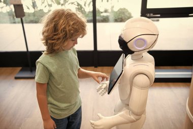 Akıllı çocuk modern eğitim ve otomasyon için robot asistan teknolojisiyle iletişim kuruyor.