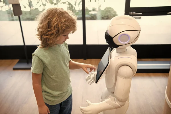 Akıllı çocuk modern eğitim ve otomasyon için robot asistan teknolojisiyle iletişim kuruyor.