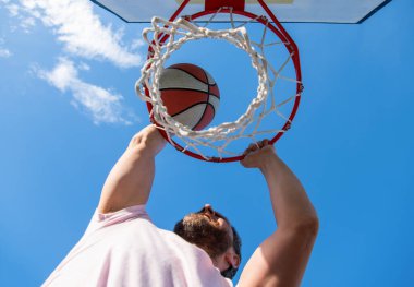 Yaz etkinliği. Basketbol topu olan bir adam sahada. Profesyonel basketbolcu