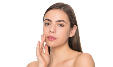 pürüzsüz ve yumuşak kadın teni. Kadın yüzüne dokunuyor. Çıplak omuzlu genç kız..