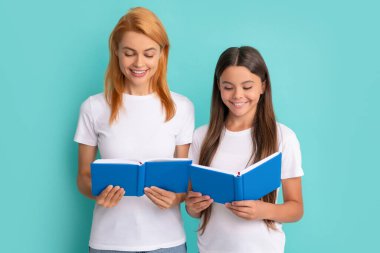 özel öğretmen ve çocuk çalışma kitaplarını tutuyor. Aile yardımı. Anne ve kızı kitapları tutuyor.