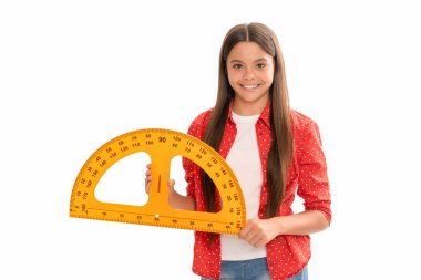 Mutlu çocuk okulda geometri öğreniyor. Beyazlar ve okullarda izole edilmiş.