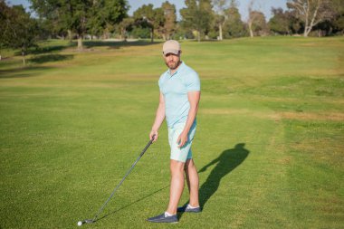 Golf sopası ve golf oyuncusuyla ciddi bir golfçü.
