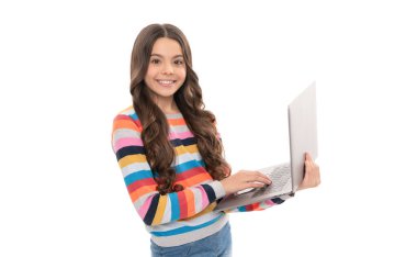 Genç kız blog yazmak için dizüstü bilgisayar kullanıyor. webinar online eğitim. Okula geri dön..