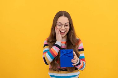 Satın alınmış alışveriş çocuğu. Kutulu çocuk. Mutlu yıllar Noel sürprizi.