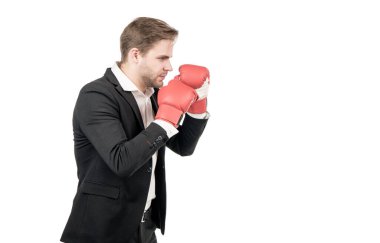 Savaşacağım. Müdür boks pozisyonunda. Boks eldivenli profesyonel bir adam. Savaşmaya devam