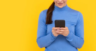 Daktilo ve mesaj. SMS ve anlık mesajlaşma. İş kadını sohbeti.