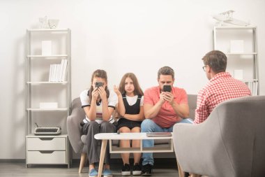 Telefon bağımlısı anne, baba ve kız. Hayat sigortası ve evlat edinme. veli toplantısı.