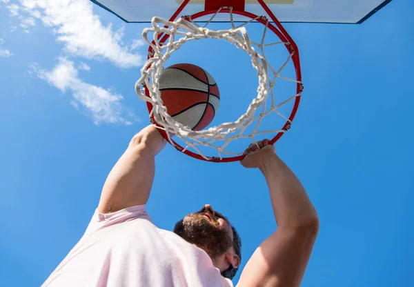 Καλοκαιρινή δραστηριότητα. Ο άνθρωπος με μπάλα μπάσκετ στο γήπεδο. επαγγελματίας παίκτης μπάσκετ — Φωτογραφία Αρχείου