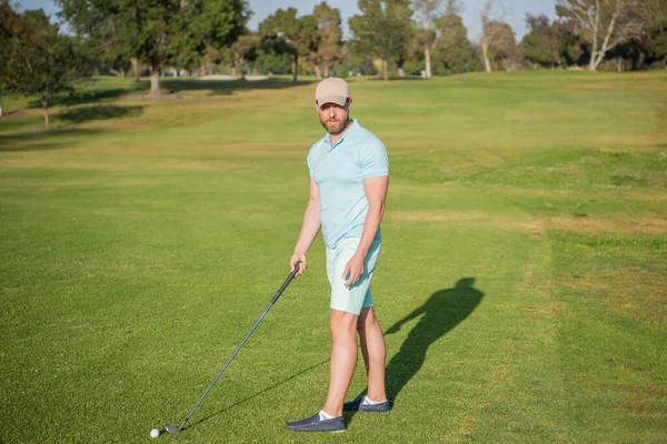 Golfista serio en la tapa con el club de golf, jugador del golf — Foto de Stock